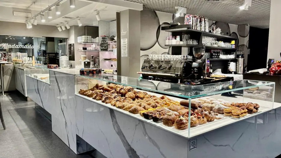 Vetrina pasticceria Madamadorè con dolci artigianali